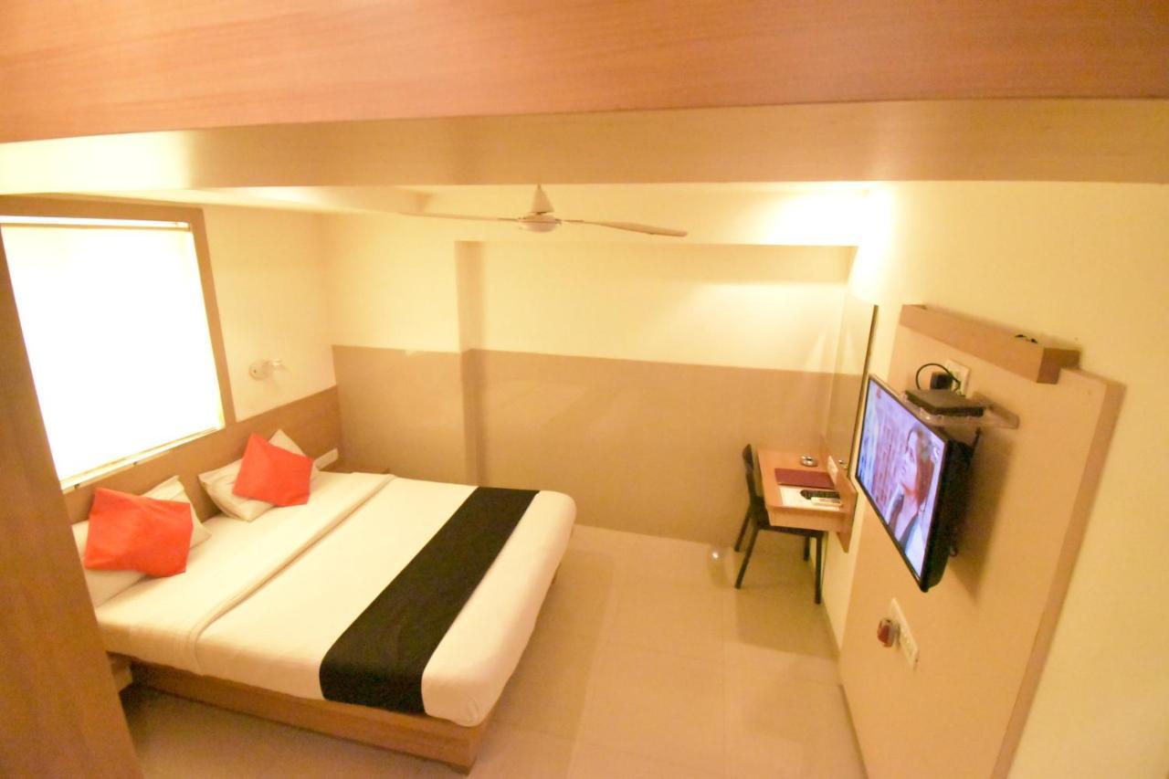 Hotel Everest Lodging Navi Mumbai Exterior foto